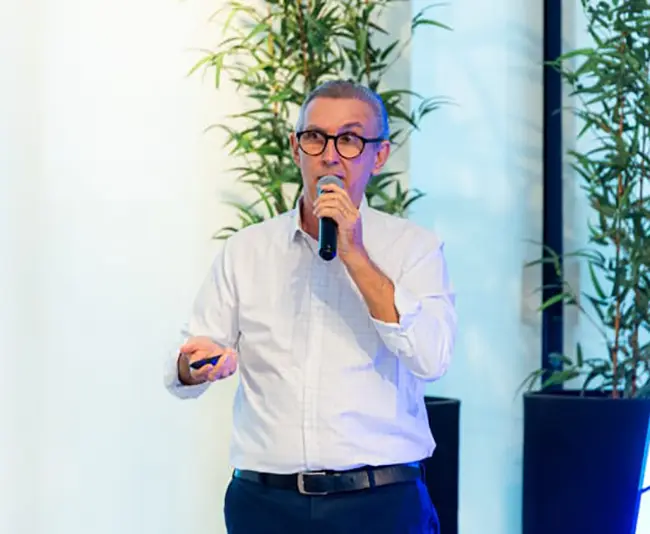 José Nivaldo Tornisiello palestrando no evento IEL Ceará