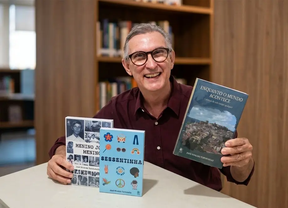 José Nivaldo Tornisiello com seus livros